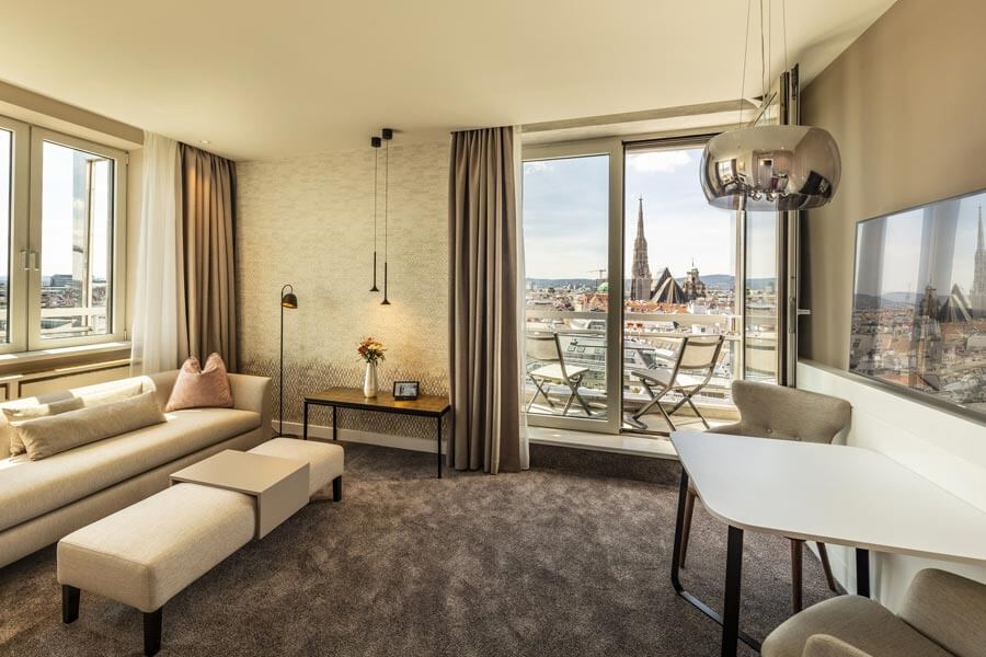 Blick in eine Suite des Hotel Am Parkring mit Panoramablick auf den Stephansdom in Wien