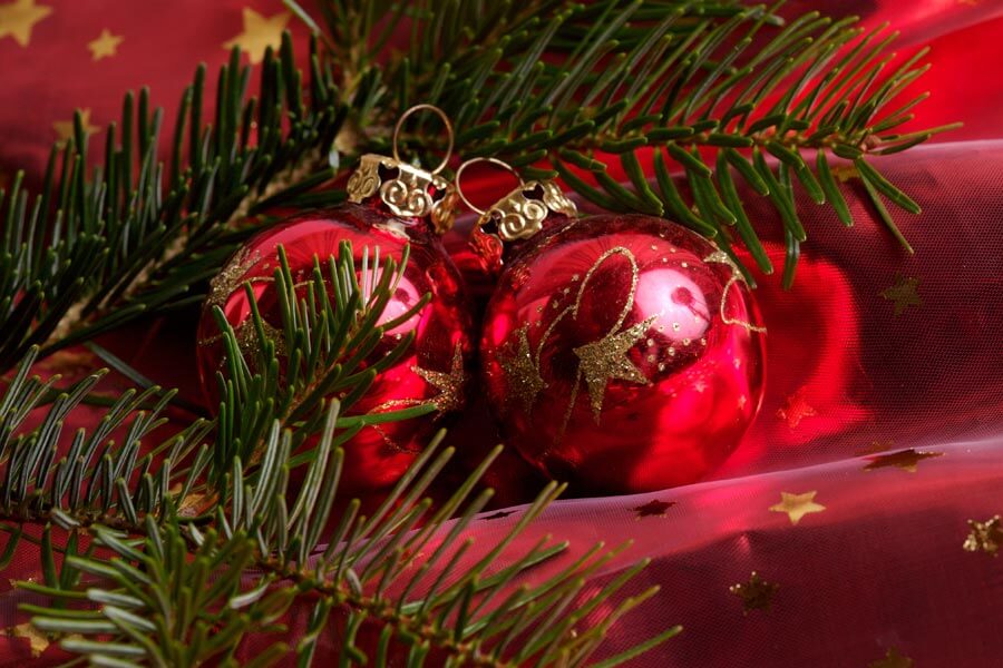Foto von roten Christbaumkugeln