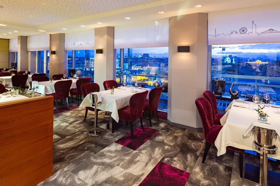 Blick in das Restaurant Das Schick mit modernem Tischgedeck
